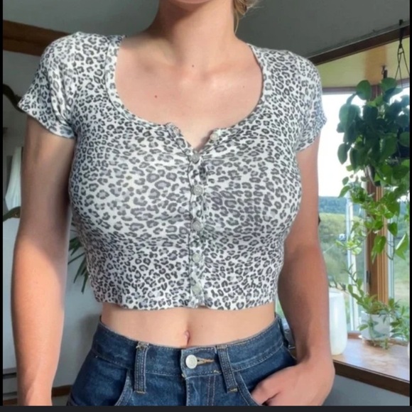 Brandy Melville Zelly Cheetah Leopard Print Top Cropped Button Scoop Neck Small - Picture 3 of 9